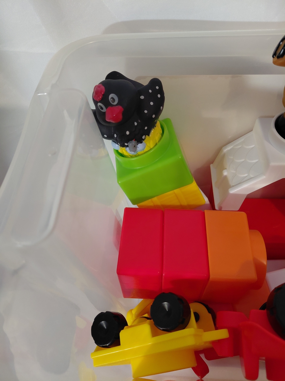 Fisher-Price Little People Builders Playset with Green Lid and Multicolor Bricks - Picture 4 of 7